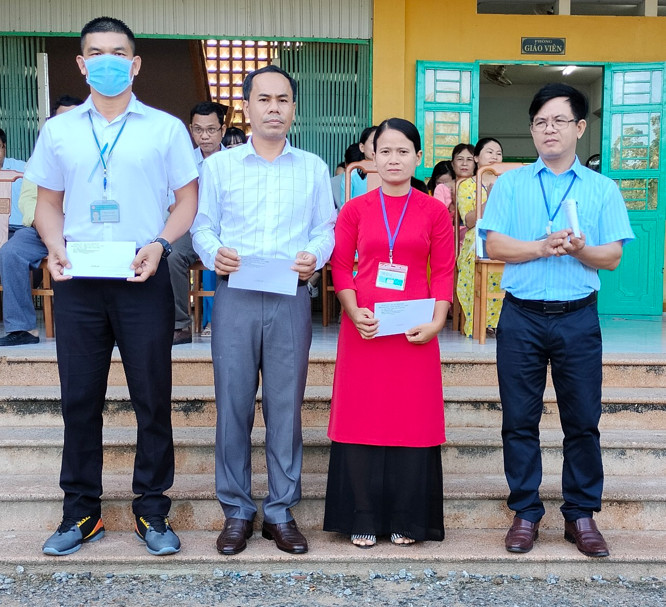Khen thưởng cá nhân và tập thể đợt thi đua chào mừng Ngày Nhà giáo Việt Nam 20/11/2022